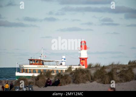 04. Februar 2023, Mecklenburg-Vorpommern, Warnemünde: Ein Fahrgastschiff verlässt den Seekanal in Warnemünde in Richtung Ostsee. Die Winterferien beginnen an diesem Wochenende in Mecklenburg-Vorpommern. Foto: Frank Hormann/dpa Stockfoto