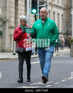 Cardiff, Großbritannien. 04. Februar 2023. 4. Februar 2023; Fürstentum Stadion, Cardiff, Wales: Six Nations International Rugby Wales gegen Irland; irische Fans treffen im Stadion ein Credit: Action Plus Sports Images/Alamy Live News Stockfoto