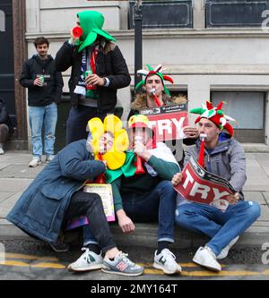 Cardiff, Großbritannien. 04. Februar 2023. 4. Februar 2023; Fürstentum Stadion, Cardiff, Wales: Six Nations International Rugby Wales gegen Irland; Fans genießen die Atmosphäre in Cardiff Credit: Action Plus Sports Images/Alamy Live News Stockfoto