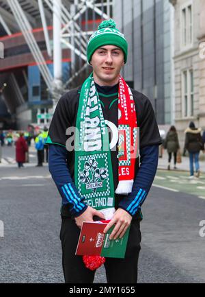 Cardiff, Großbritannien. 04. Februar 2023. 4. Februar 2023; Fürstentum Stadion, Cardiff, Wales: Six Nations International Rugby Wales gegen Irland; Fans kommen ins Stadion Credit: Action Plus Sports Images/Alamy Live News Stockfoto