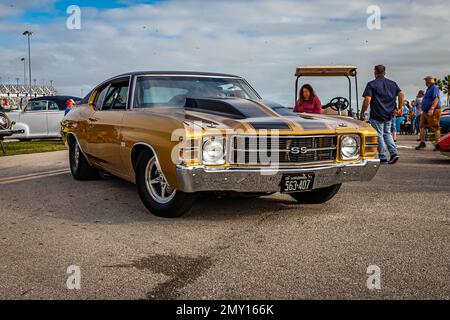 Daytona Beach, FL - 26. November 2022: Weitwinkelblick auf eine 1971 Chevrolet Chevelle SS Hardtop Coupe auf einer lokalen Automesse. Stockfoto