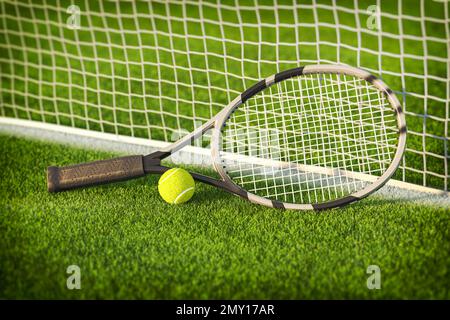 Tennisschläger und Tennisball auf einem Tennisplatz. 3D Abbildung Stockfoto