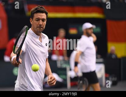 Trier, Deutschland. 02. Februar 2023. Tennis, Männer: Davis Cup - Qualifikationsrunde, Qualifikationsrunde, Deutschland - Schweiz; Doppel. Die deutschen Spieler Andreas Mies (l) und Tim Pütz spielen gegen die Schweizer Wawrinka und Stricker. Kredit: Harald Tittel/dpa/Alamy Live News Stockfoto