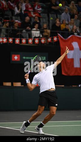 Trier, Deutschland. 02. Februar 2023. Tennis, Männer: Davis Cup - Qualifikationsrunde, Qualifikationsrunde, Deutschland - Schweiz; Doppel. Der deutsche Doppel-Spieler Andreas Mies hat gegen die Schweizer Wawrinka und Stricker gedient. Kredit: Harald Tittel/dpa/Alamy Live News Stockfoto