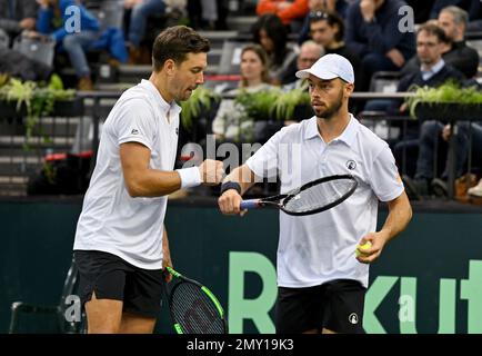 Trier, Deutschland. 02. Februar 2023. Tennis, Männer: Davis Cup - Qualifikationsrunde, Qualifikationsrunde, Deutschland - Schweiz; Doppel. Die deutschen Spieler Andreas Mies (l) und Tim Pütz spielen gegen die Schweizer Wawrinka und Stricker. Kredit: Harald Tittel/dpa/Alamy Live News Stockfoto