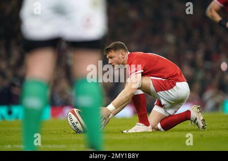 Dan Biggar von Wales gibt beim Guinness Six Nations-Spiel im Fürstentum-Stadion in Cardiff eine Strafe ab. Foto: Samstag, 4. Februar 2023. Stockfoto