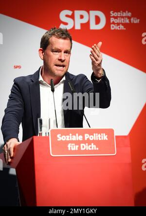 Husum, Deutschland. 04. Februar 2023. Ulf Kämpfer (SPD), Oberbürgermeister der Stadt Kiel, spricht auf der Parteikonferenz der SPD Schleswig-Holstein im Messezentrum Husum. Kredit: Christian Charisius/dpa/Alamy Live News Stockfoto