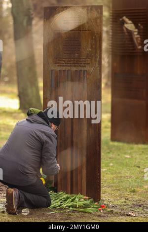 Oranienburg, Deutschland. 04. Februar 2023. Einweihung des Gedenksteins zum Gedenken an die polnische Bergmannsfamilie Leiss aus Moers, darunter zwei hochschwangere Frauen und die einzige dreijährige Marianne Leiss, an der Gedenkstätte im Konzentrationslager Sachsenhausen. Die Familie wurde in den "Clan-Gewahrsam" genommen, weil ein Sohn der Familie angeblich an der Ostfront desertiert war. Anschließend wurden die Festgenommenen in das Konzentrationslager Sachsenhausen deportiert und dort am 4. Februar 1943 ermordet. Kredit: Gerald Matzka/dpa/Alamy Live News Stockfoto