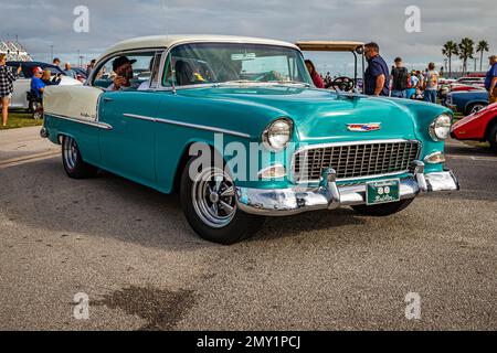 Daytona Beach, FL - 26. November 2022: Weitwinkelblick auf ein 1955 Chevrolet BelAir 2 Door Hardtop auf einer lokalen Automesse. Stockfoto