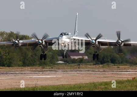 Tupolev TU-95 Bear, schwerer Bomberflugzeug der russischen Luftwaffe auf dem Luftwaffenstützpunkt Ryazan Engels Stockfoto