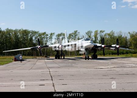 Tupolev TU-95 Bear, schwerer Bomberflugzeug der russischen Luftwaffe auf dem Luftwaffenstützpunkt Ryazan Engels Stockfoto