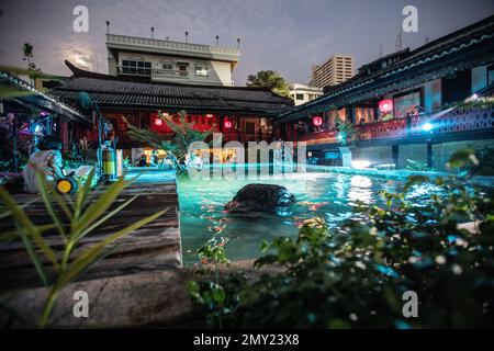 Während der Bangkok Design Week 2023 am 04. Februar 2023 in Bangkok, Thailand, sehen die Menschen eine künstlerische Darbietung im so Heng Tai Mansion (100 Jahre altes Chinesisches Haus). Die "Bangkok Design Week 2023", die vom 04. Bis 12. Februar nach dem diesjährigen Thema "Urban-Nice-zation" stattfindet, ist das bedeutendste Design-Festival in Südostasien mit mehr als 400 Design- und Kreativitätsprogrammen von mehr als 2.000 Teilnehmern mit über 400.000 thailändischen und internationalen Besuchern pro Jahr. Außerdem wird Bangkok als UNESCO Creative City Network Bangkok City of Design ausgezeichnet. Stockfoto
