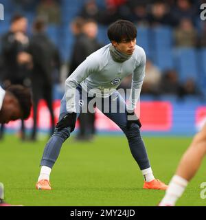 Brighton und Hove, Großbritannien. 04. Februar 2023. Kaoru Mitoma von Brighton & Hove Albion erwärmt sich während des Premier League-Spiels zwischen Brighton und Hove Albion und Bournemouth im American Express Community Stadium, Brighton und Hove, England, am 4. Februar 2023. Foto: Ken Sparks. Nur redaktionelle Verwendung, Lizenz für kommerzielle Verwendung erforderlich. Keine Verwendung bei Wetten, Spielen oder Veröffentlichungen von Clubs/Ligen/Spielern. Kredit: UK Sports Pics Ltd/Alamy Live News Stockfoto