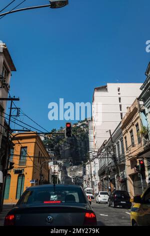 Blick auf die Pedro Americo Straße, in der Nähe der Ecke mit der Bento Lisboa Straße und dem Nova Cintra Hügel hinten im Stadtteil Catete unter klarem Sommerhimmel. Stockfoto