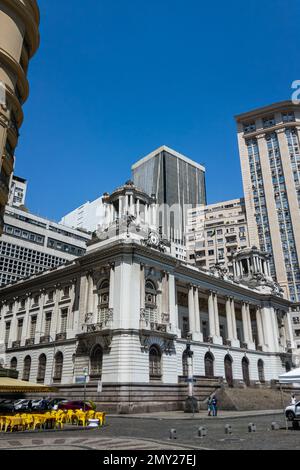 Eckblick auf den Pedro Ernesto Palast, Heimat der Abgeordnetenkammer von Rio de Janeiro am Floriano Platz im Centro. Stockfoto