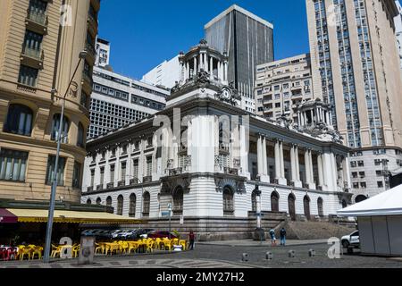 Eckblick auf den Pedro Ernesto Palast, Heimat der Abgeordnetenkammer Rio de Janeiro am Floriano Platz im Centro. Stockfoto