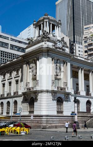 Teilblick auf den Palast Pedro Ernesto, Heimat der Abgeordnetenkammer der Gemeinde Rio de Janeiro am Floriano-Platz im Centro-Viertel. Stockfoto