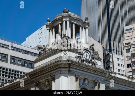 Naher Blick auf die rechte Aussichtsplattform des Palastes Pedro Ernesto, Heimat der Abgeordnetenkammer der Gemeinde Rio de Janeiro im Viertel Centro. Stockfoto