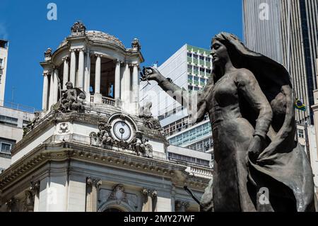 Blick auf die rechte Aussichtsplattform des Palastes Pedro Ernesto, Heimat der Abgeordnetenkammer der Gemeinde Rio de Janeiro am Platz Floriano. Stockfoto