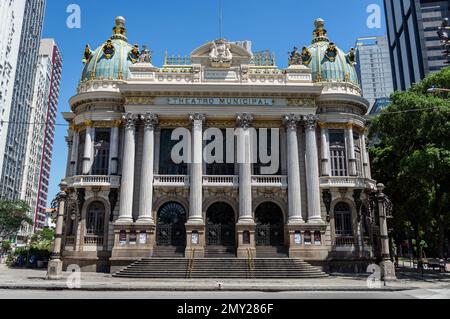 Vorderansicht des Stadttheaters (Theatro Municipal) am Floriano-Platz und der Evaristo da Veiga-Straße im Centro-Viertel unter klarem Himmel am Sommermorgen. Stockfoto