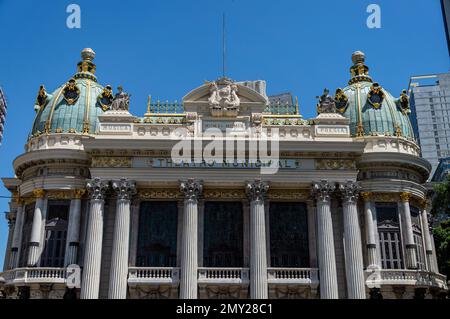 Der Blick von oben auf das Stadttheater (Theatro Municipal) am Floriano-Platz und die Evaristo da Veiga-Straße in der Innenstadt unter dem sonnigen blauen Himmel am Sommermorgen. Stockfoto