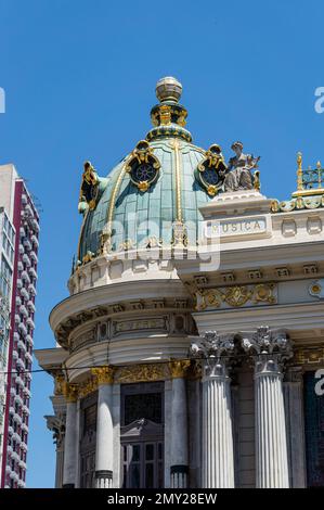 Blick vom rechten Turm auf das Stadttheater (Theatro Municipal) am Floriano-Platz und die Evaristo da Veiga-Straße in der Innenstadt unter klarem Himmel am Sommermorgen. Stockfoto