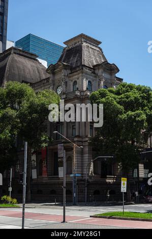 Teilweise Blick auf das Gebäude des Nationalmuseums der Schönen Künste an der Kreuzung der Rio Branco Avenue mit der Araujo Porto Alegre Straße im Centro-Viertel. Stockfoto