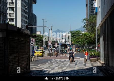 Der breite Bürgersteig der Almirante Barroso Avenue direkt am Caixa Cultural Center Gebäude und nahe Largo da Carioca Platz unter dem sonnigen blauen Himmel. Stockfoto