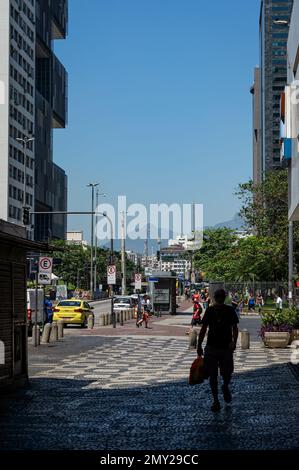 Der breite Bürgersteig der Almirante Barroso Avenue direkt am Caixa Cultural Center Gebäude und nahe Largo da Carioca Platz unter dem sonnigen blauen Himmel. Stockfoto