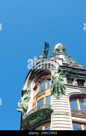 ST. PETERSBURG, RUSSLAND - 7. JUNI 2015: Skulpturen an der Fassade des Singer House-Gebäudes in St. Petersburg, Russland. Erbaut 1904 von den Amerikanern Stockfoto