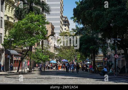 Fußgänger, die durch die uruguayanische Fußgängerzone laufen, die einzige Promenade, die sich im besiedelten Centro-Viertel unter dem sonnigen blauen Himmel am Sommermorgen befindet. Stockfoto