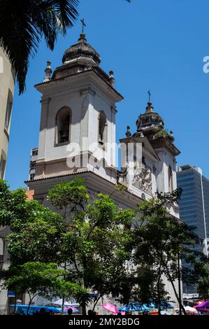 Die Türme der Kirche Nossa Senhora do Rosario e Sao Benedito dos Homens Pretos in der Uruguaiana Straße im Viertel Centro unter dem blauen Himmel am Morgen des Sommers. Stockfoto