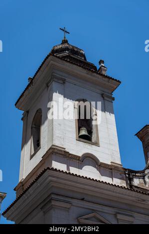 Nahaufnahme des rechten Turms der Kirche Nossa Senhora do Rosario e Sao Benedito dos Homens Pretos im Viertel Centro unter dem blauen Himmel am Sommermorgen. Stockfoto