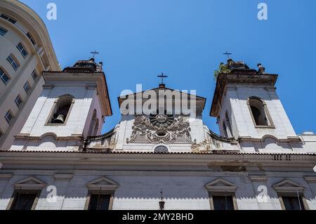 Fassade der Kirche Nossa Senhora do Rosario e Sao Benedito dos Homens Pretos in der Uruguaiana Straße im Centro Viertel unter dem blauen Himmel am Sommermorgen. Stockfoto