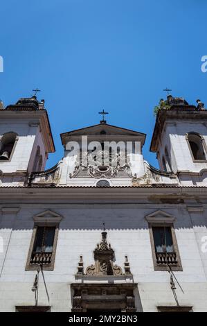 Fassade der Kirche Nossa Senhora do Rosario e Sao Benedito dos Homens Pretos in der Uruguaiana Straße im Centro Viertel unter dem blauen Himmel am Sommermorgen. Stockfoto