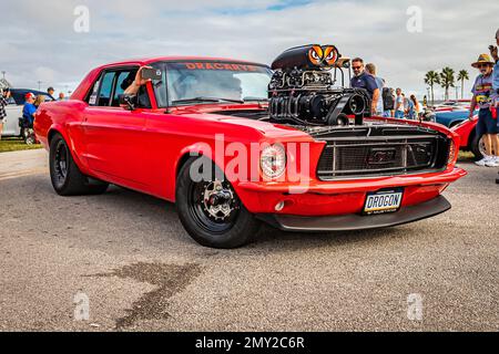 Daytona Beach, FL - 26. November 2022: Aus der schlichten Perspektive, Blick auf eine Ford Mustang Coupe Pro Street aus dem Jahr 1965 auf einer lokalen Automesse. Stockfoto