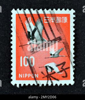 Von Japan gedruckte Briefmarke mit Stempelabdruck, auf der Rotkraniche (Grus japonensis), ca. 1968, zu sehen sind. Stockfoto