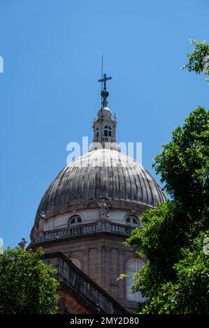 Naher Blick auf die hintere Hauptkuppel der Candelaria-Kirche im Centro-Viertel mit einigen grünen Vegetationsbäumen unter dem sonnigen, klaren blauen Himmel Stockfoto