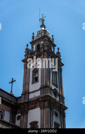 Der rechte Turm der Kirche Candelaria befindet sich im Viertel Centro, an der Presidente Vargas Avenue unter dem sonnigen blauen Himmel am Sommernachmittag. Stockfoto