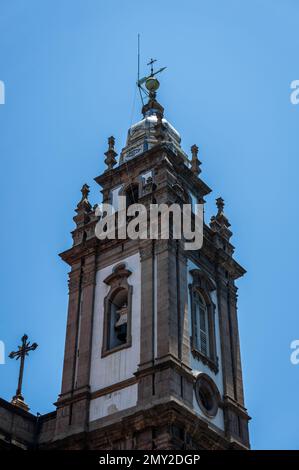 Blick vom rechten Turm auf die Candelaria-Kirche im Centro-Viertel, an der Presidente Vargas Avenue unter dem sonnigen blauen Himmel am Sommernachmittag. Stockfoto