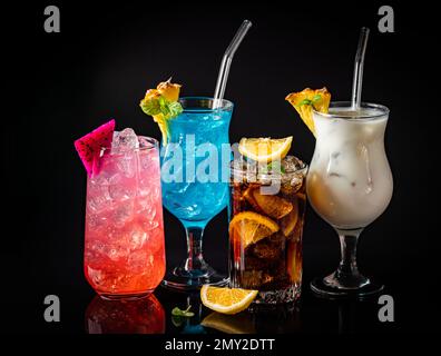 Im Sommer klassische tropische alkoholische Cocktails auf schwarzem Hintergrund Stockfoto