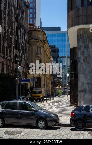 Blick auf die schmale Candelaria Straße mit teilweisem Blick auf das gelbe Getulio Vargas Foundation-Gebäude hinten unter dem sonnigen, klaren blauen Himmel. Stockfoto