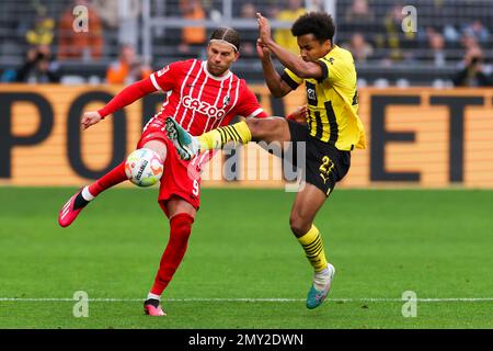 DORTMUND, DEUTSCHLAND - FEBRUAR 4: Lucas Holer von SC Freiburg, Karim Adeyemi von Borussia Dortmund während des Bundesliga-Spiels zwischen Borussia Dortmund und SC Freiburg am Signal Iduna Park am 4. Februar 2023 in Dortmund (Foto von Marcel ter Bals/Orange Pictures) Stockfoto