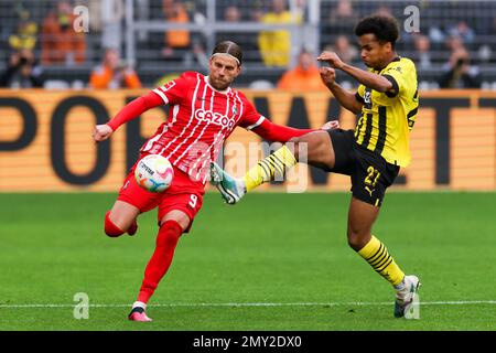 DORTMUND, DEUTSCHLAND - FEBRUAR 4: Lucas Holer von SC Freiburg, Karim Adeyemi von Borussia Dortmund während des Bundesliga-Spiels zwischen Borussia Dortmund und SC Freiburg am Signal Iduna Park am 4. Februar 2023 in Dortmund (Foto von Marcel ter Bals/Orange Pictures) Stockfoto