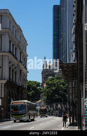 Blick auf die Straße Primeiro de Marcoco, in der Nähe des Platzes Barao de Drumond im Centro-Viertel, umgeben von hohen Gebäuden unter klarem blauen Himmel im Sommer. Stockfoto