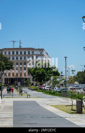 Teilblick auf den Olympic Boulevard (Boulevard Olimpico) mit dem Almirante Tamandare-Gebäude hinten in der Innenstadt unter klarem blauen Himmel am Sommernachmittag Stockfoto