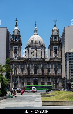 Blick von der entfernten Fassade auf die Kirchenfassade von Candelaria, wie sie von der Promenade am Olympic Boulevard (Boulevard Olimpico) unter dem klaren blauen Himmel am Sommernachmittag zu sehen ist. Stockfoto