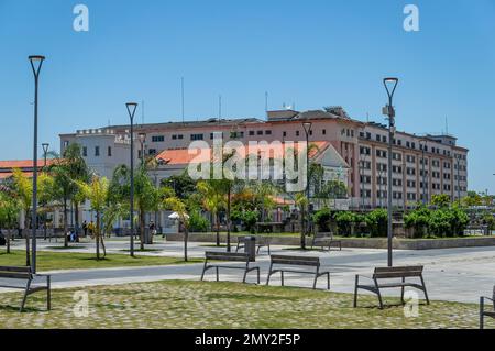 Teilweise Blick auf den Seehof mit Praca XV Krankenhaus und Mutterschafts-Großgebäude auf der Rückseite. Beide befinden sich am Praca XV de Novembro Platz. Stockfoto