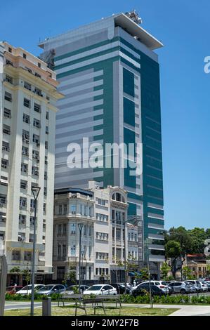 Die blaue Glasfassade des Barao de Ladario-Gebäudes befindet sich in der Visconde de Taborai Straße, in der Nähe des Olympic Boulevard unter dem sonnigen blauen Himmel. Stockfoto