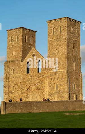 Die zwei Türme der Ruinen der Reculver-Kirche aus dem 12. Jahrhundert an der Küste von Kent im Herbst bei Sonnenschein mit blauem Himmel und Wolken. Stockfoto